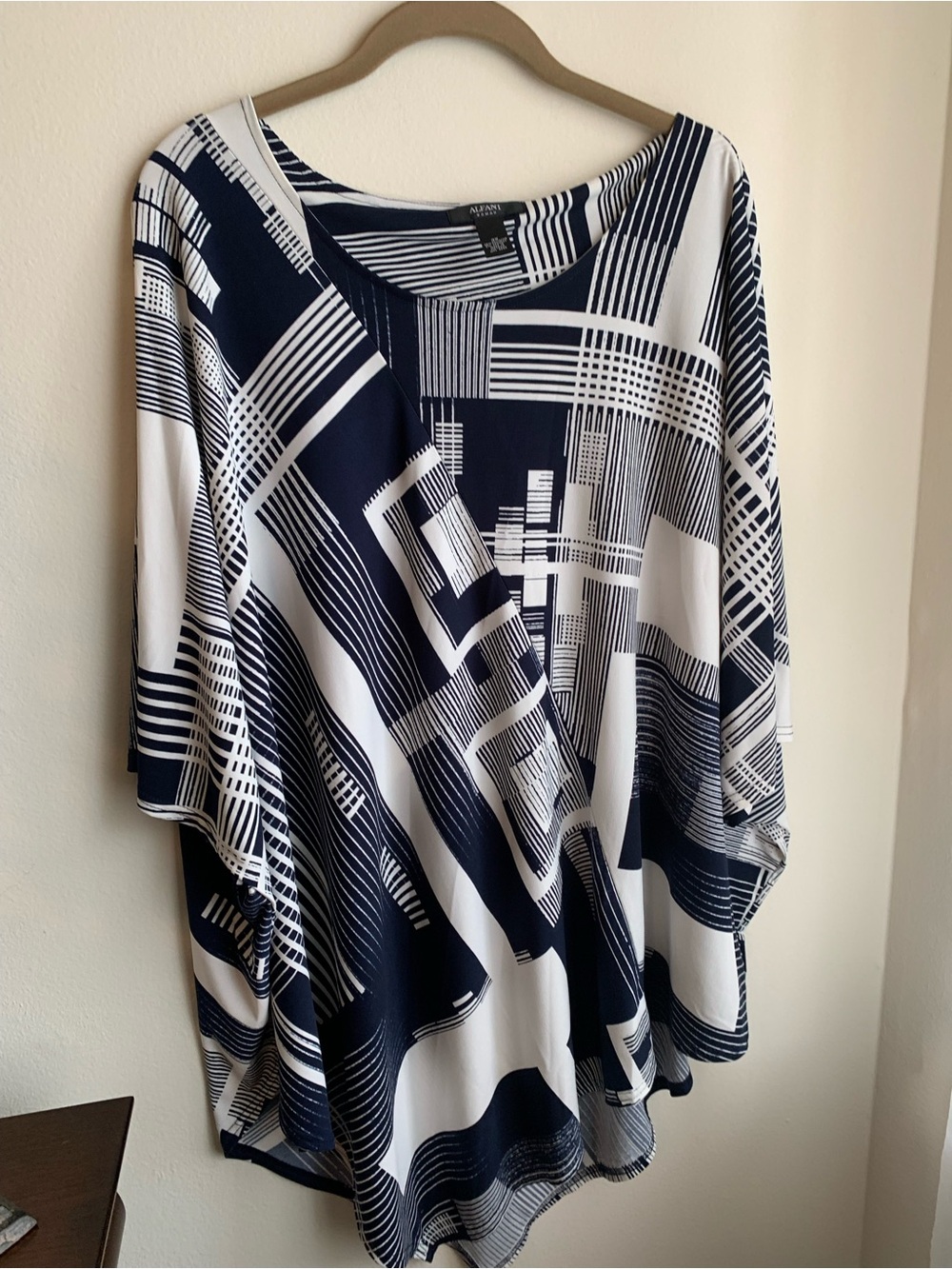 LANE BRYANT PLUS SIZE 3X NAVY & WHITE
PONCHO/OVERLAY TOP